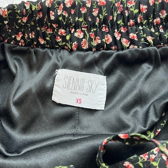 Sienna Sky black floral flowy skirt size XS - Picture 8 of 8